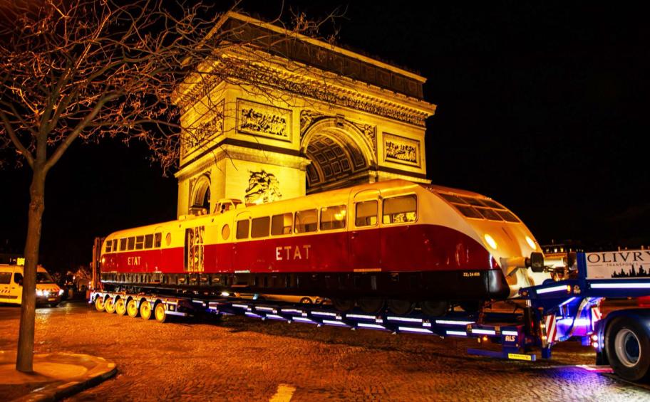 The Bugatti "Presidential" railcar installed at the heart of the Retromobile show by Eiffage Rail.