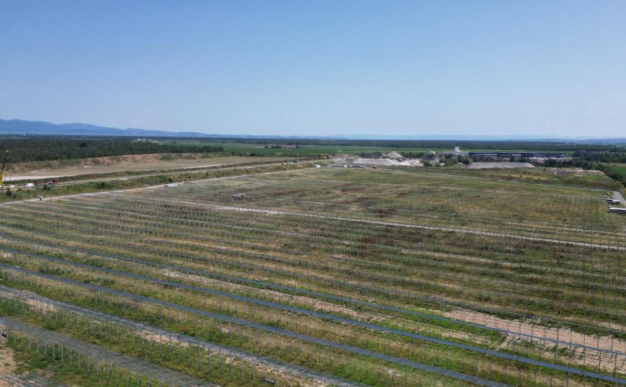 Eiffage Énergie Systèmes installs a PV power plant on a former gravel pit for Tryba Energy in Réguisheim (68) 