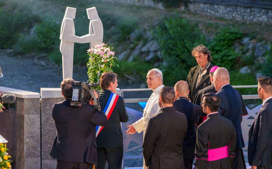 Lourdes : le Pape Léon XIV dévoile une sculpture sur le pont réhabilité par Eiffage Génie Civil
