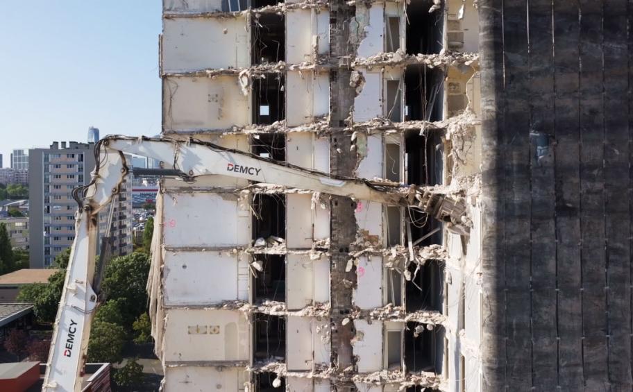 Déconstruction maîtrisée en milieu contraint, à Nanterre (92), par Demcy