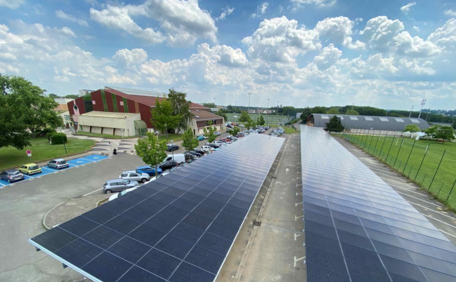 À Poissy (78), Eiffage Énergie Systèmes installe deux ombrières photovoltaïques pour le SEY 78