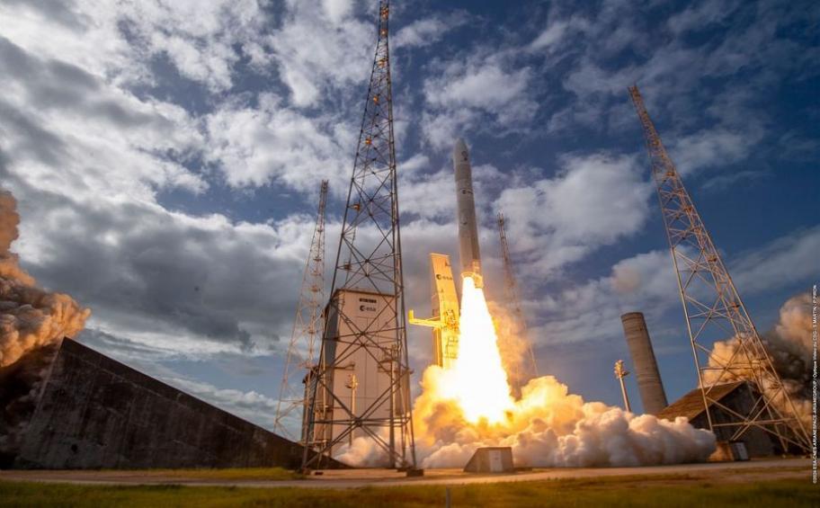 Décollage réussi pour la fusée Ariane 6 sur le pas de tir de Kourou (Guyane française)