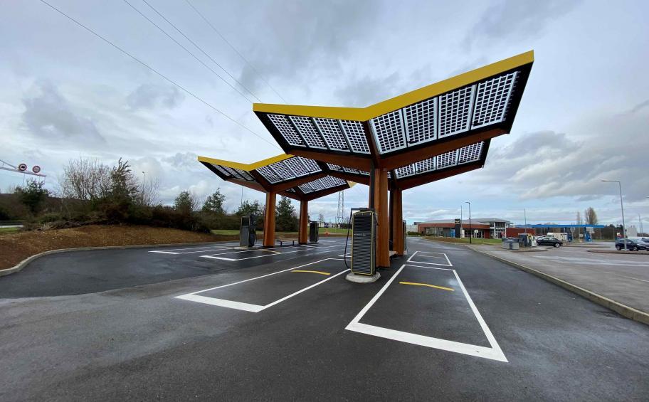 En Bourgogne-Franche-Comté, Eiffage Énergie Systèmes installe des stations IRVE pour Powerdot et Fastned
