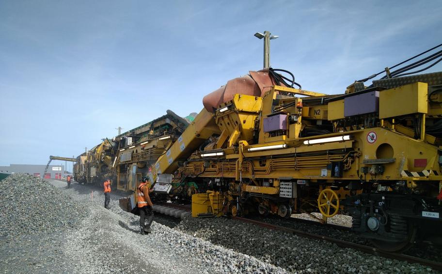 Eiffage Rail's RM900 track stripper on trial at Juigné-sur-Sarthe (72)
