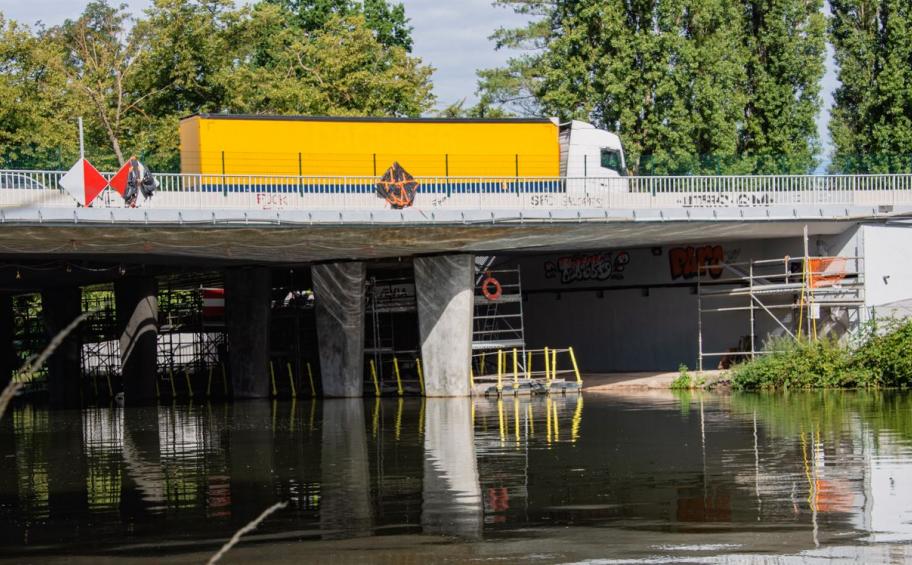 In the heart of the city of Metz, Ævia is completing the structural reinforcement work on the AU26 bridge which crosses the Moselle