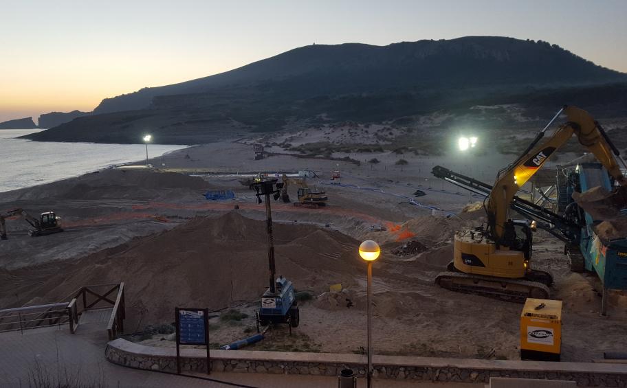 Le carrier rhônalpin BRCM dépollue une plage à Majorque