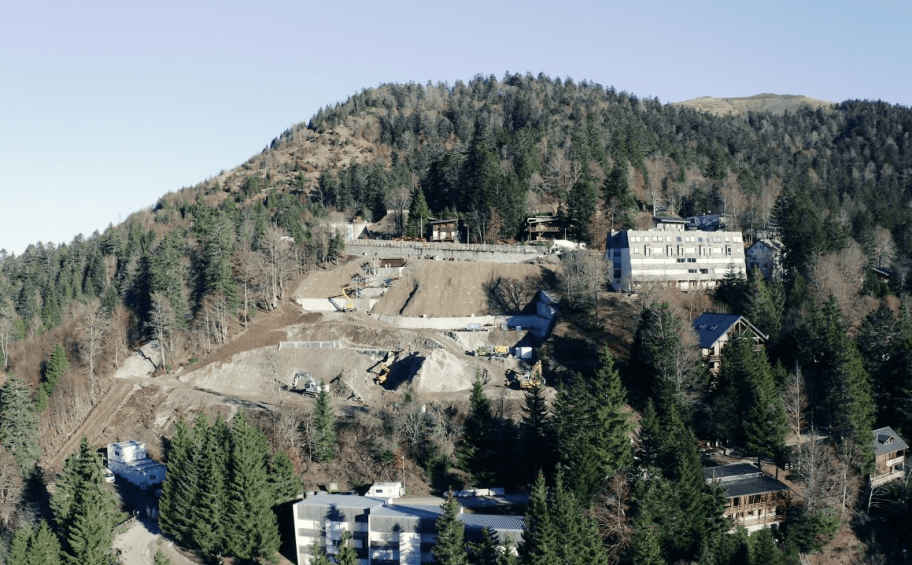In the heart of the Cantal, Eiffage Civil Engineering reinforces the Cerf rock that overlooks the Lioran ski resort.