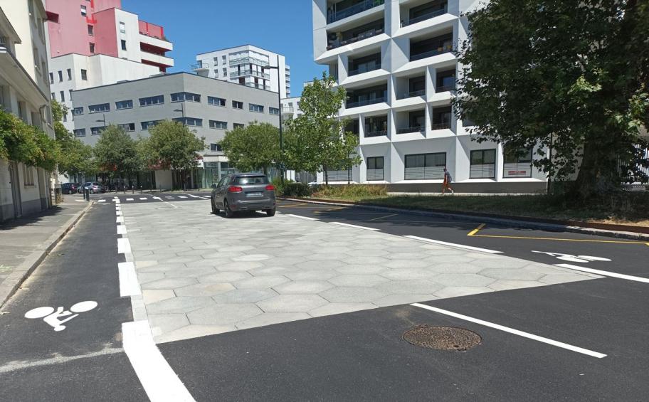 Eiffage Route experiments with a removable urban pavement in Nantes (44)