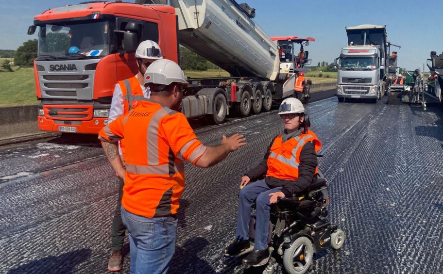 Louis Bouffard, a law student at the Sorbonne and trainee at Eiffage Génie Civil, visited the A6 worksite.