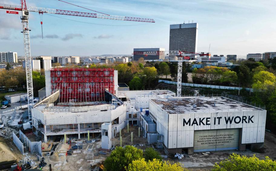 Eiffage Construction casts the 33-metre span sail girder for the Centre Dramatique National de Nanterre (92)