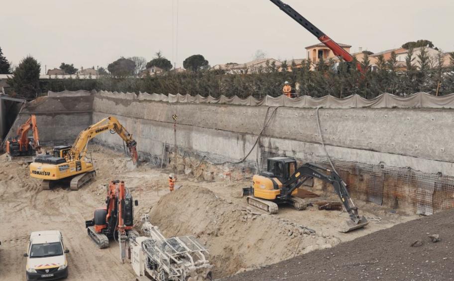 The Foundations teams at Eiffage Civil Engineering are carrying out the extension works for the laboratories and the dock area of the Hyper U in Pertuis (84).