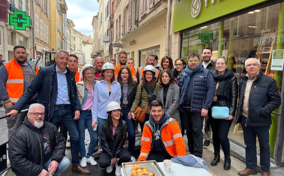 In Mâcon (71), the refurbishment of the Rue Carnot is coming to an end in the best possible way for the Eiffage Route teams.