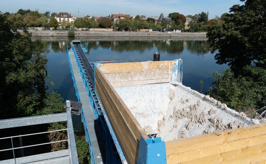 On Eiffage Génie Civil's VL8 site, the first spoil evacuation boat has been loaded.