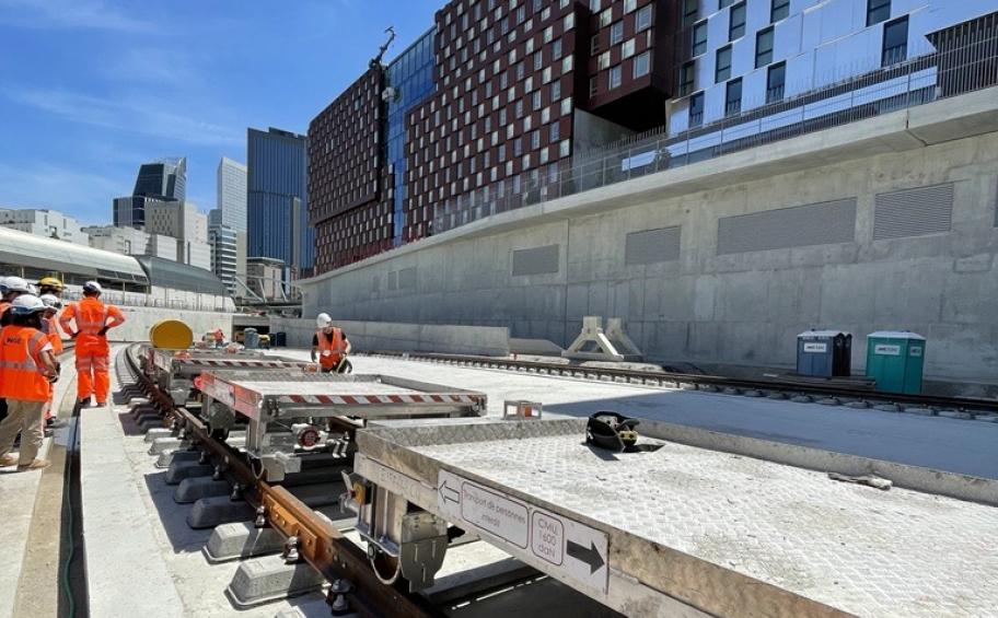 Eiffage Rail has set up 12 motorized lorrys on the EOLE project