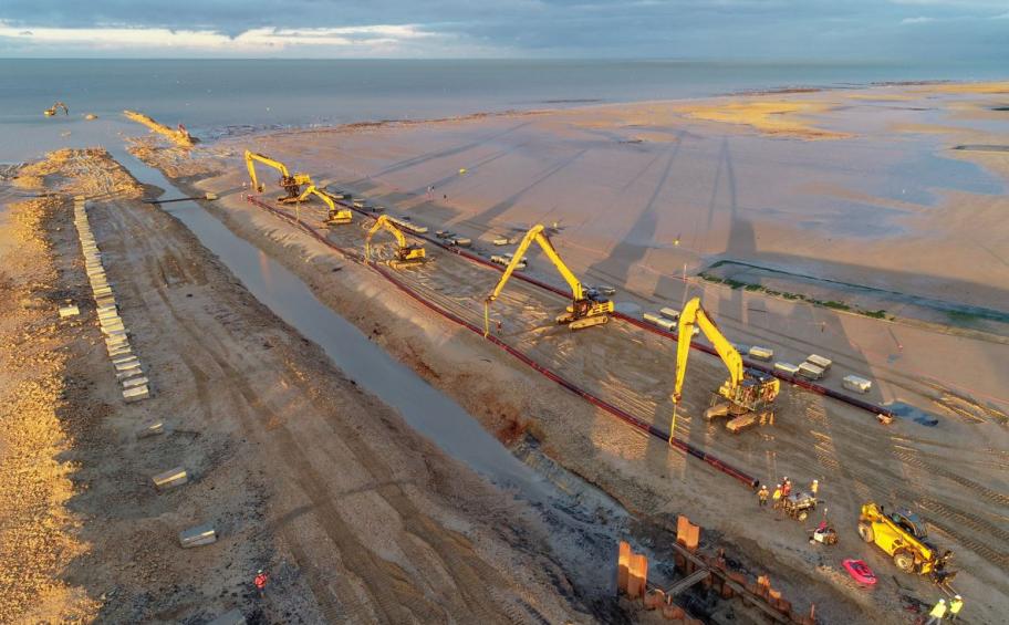 Eiffage Génie Civil installed the protective sheaths for the electricity export cables on Juno Beach in Bernières-sur-Mer (14)