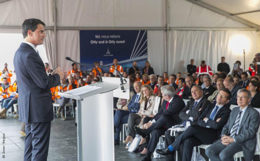 Manuel Valls pose la première pierre de Paris Aéroports à Orly