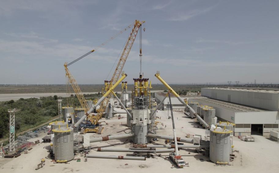 On the Fos-sur-Mer site (13), the three floats of the "Provence Grand Large" project are taking shape