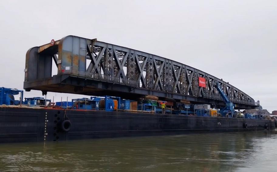 Teams from Eiffage Métal removed the Colbert Bridge