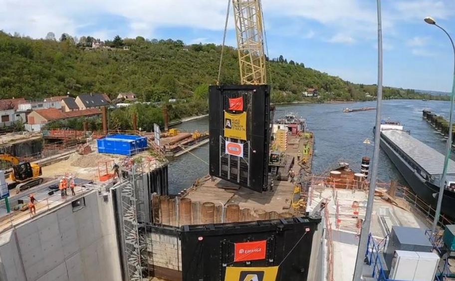 Eiffage Métal has installed the new downstream gate of the Méricourt lock (78)