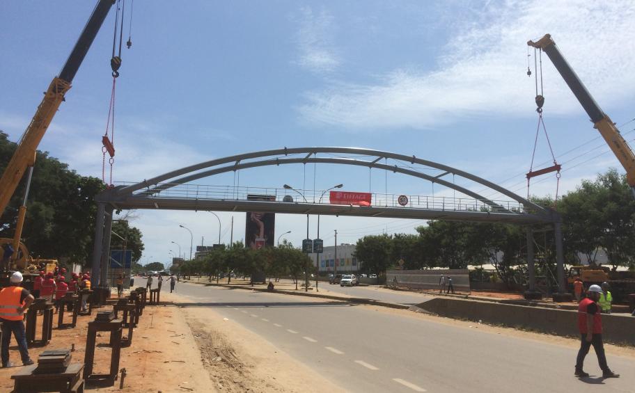 Angola : la première des 104 passerelles est posée à Luanda