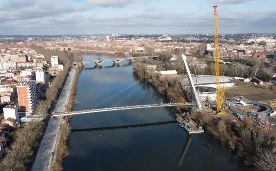 In Toulouse, Eiffage Génie Civil has laid the final section of the deck of the Robert Poujade footbridge.