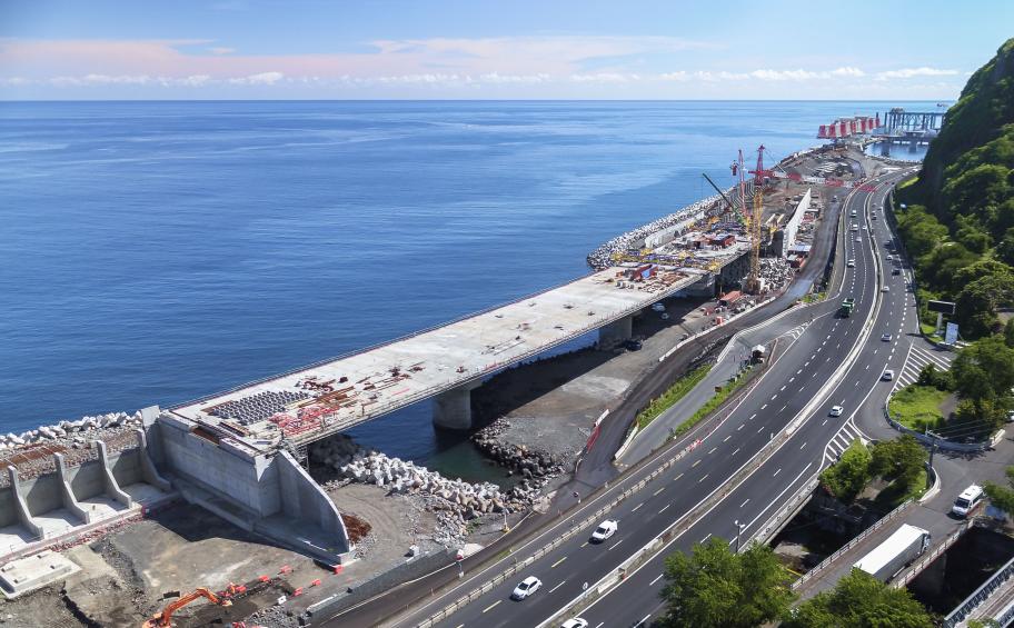 Grande Chaloupe Viaduct's last arch segment concreted on Reunion Island