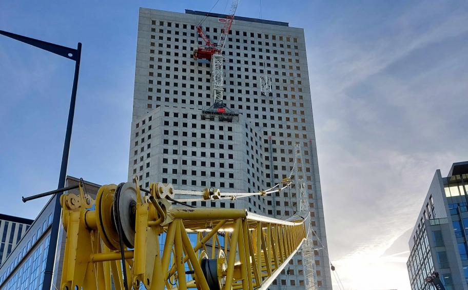 Eiffage Construction installs a tower crane on the 26th floor of the HOPEN Tower in Paris - La Défense