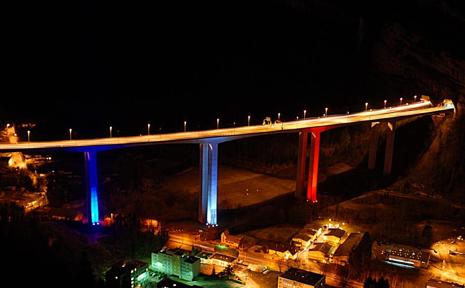 Attentats de Paris : hommage tricolore sur l'A40