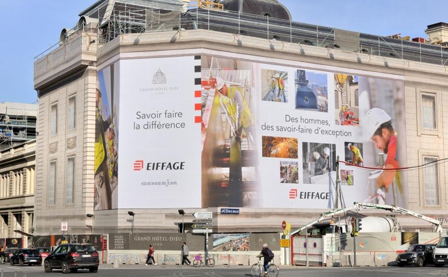 Our workers on the hoarding of Grand Hôtel Dieu in Lyon